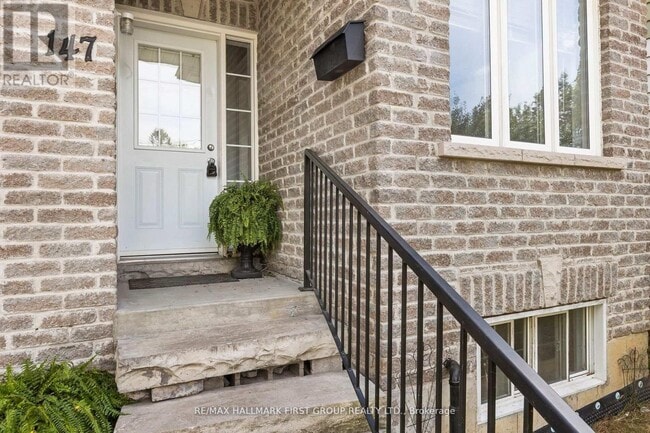 Building Photo - 147 Tresane St