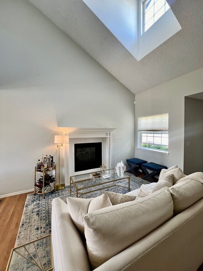 Foto del edificio - Gorgeous 4 Bedroom Home in Wagon Trails Neighborhood with Walking Trail Access!