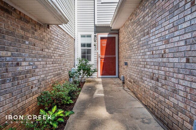 Building Photo - Gorgeous 4-Bedroom Townhouse in South Ashe...