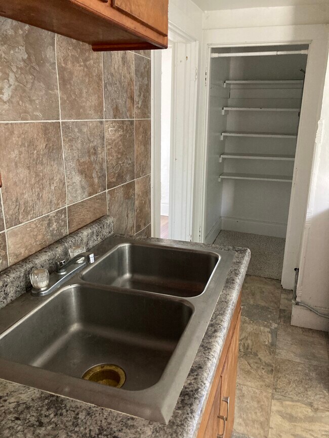 Foto del edificio - 708 W Main St