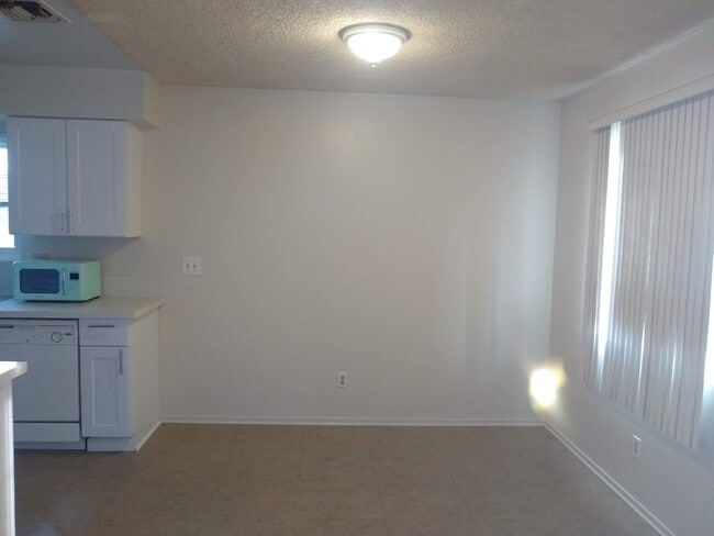 Building Photo - 836 E Avenue J12