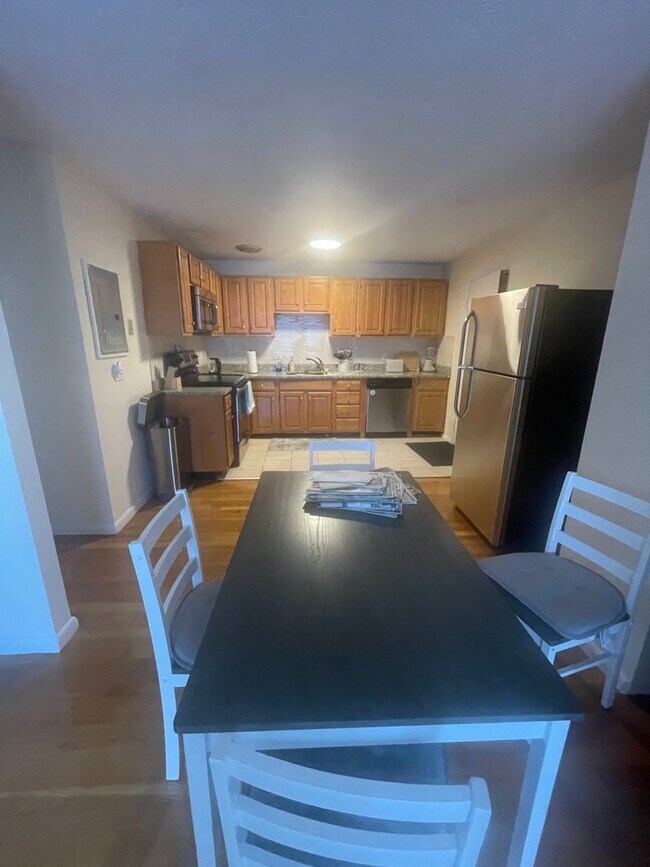 Foto del edificio - FREE MONTH & NO FEE  Stunning top floor sunny 2 bed near BU and across from T stop and Supermarket