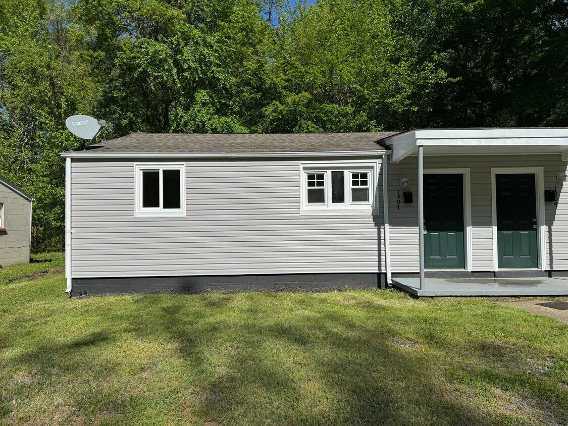 Primary Photo - 1307 S 1st Ave, Hopewell, VA 23860