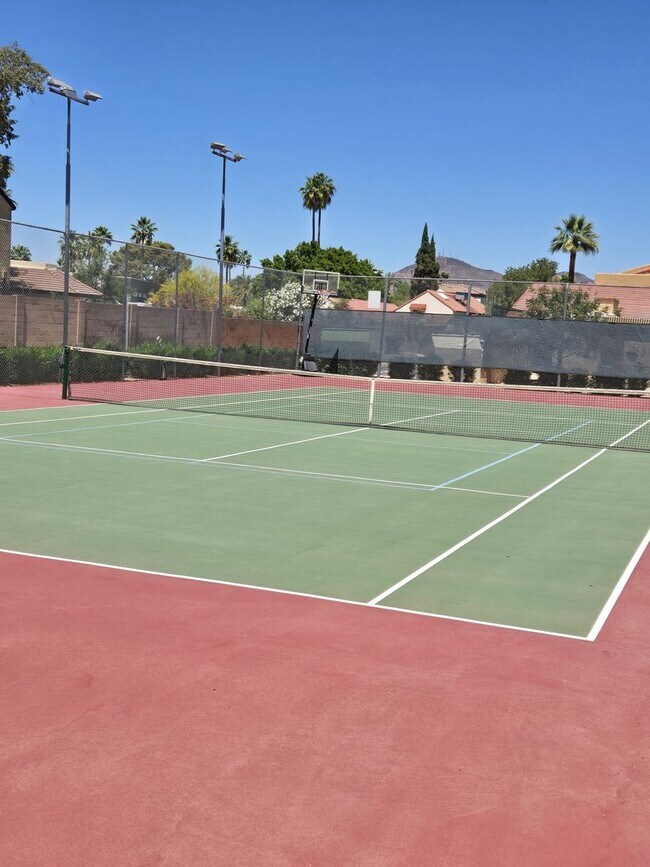 Foto del edificio - Beautiful two story, 3 bed, 1 full bath, 2...