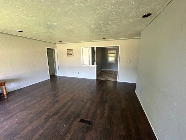 Building Photo - 3 Bed, 1 Bath Home with 2-Car Garage – Gre...
