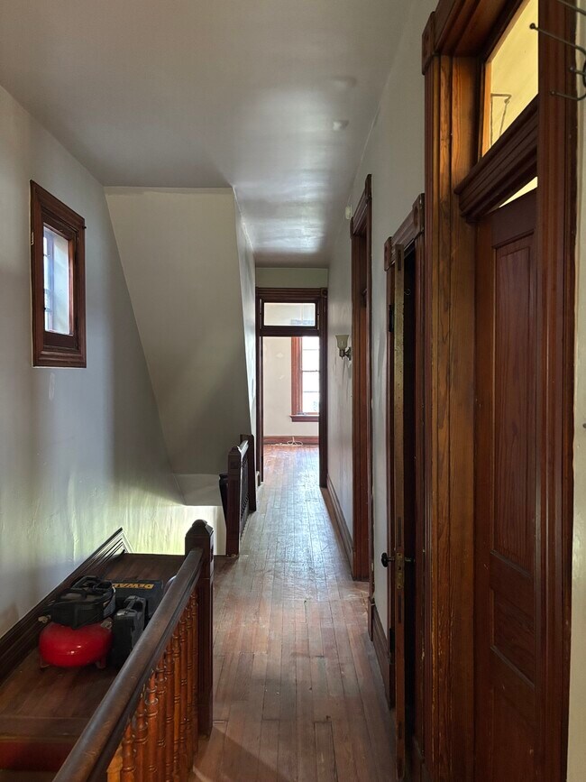 Building Photo - 1423 Pullan Ave