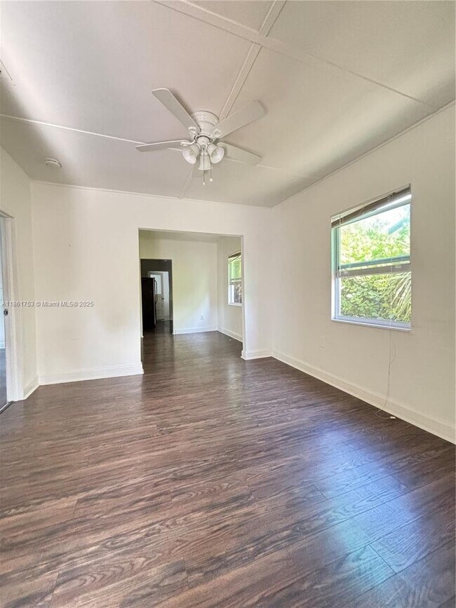 Foto del edificio - 920 NW 22nd Ct