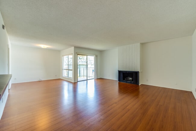 Building Photo - 5845 Doverwood Dr
