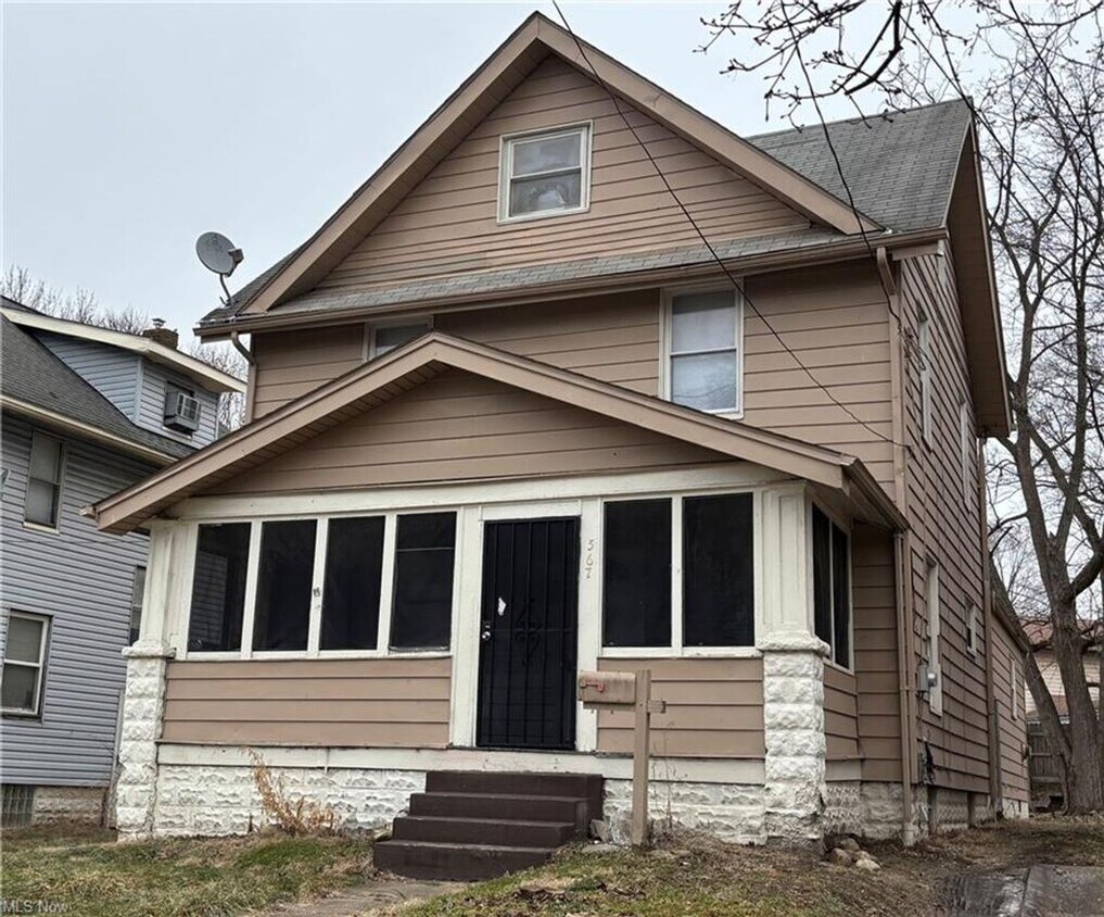Primary Photo - Charming 5-bedroom, 2-bathroom house locat...
