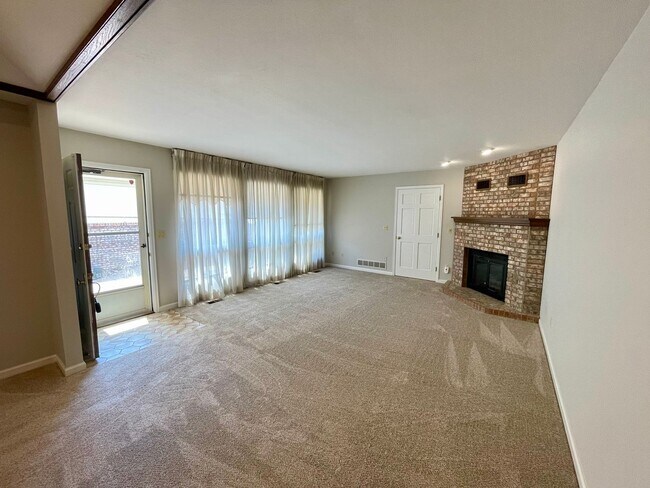 Foto del edificio - Beautifully Updated 3-Bed, 3-Bath Townhome...