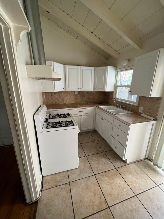 Building Photo - 655 Westmount Dr