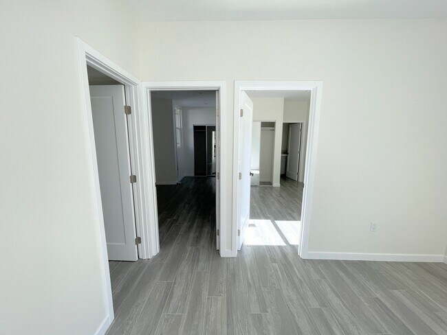 Building Photo - 1027 W 58th St