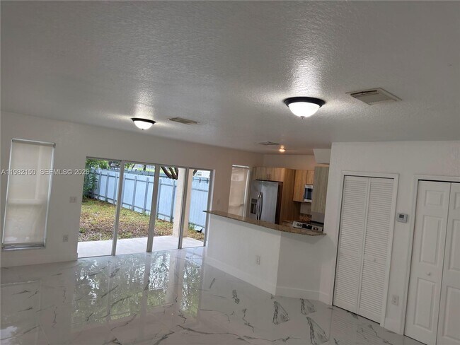 Foto del edificio - 689 NW 6th St