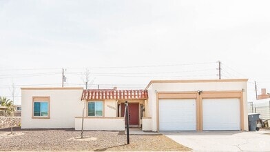 Building Photo - 3048 Yarwood Dr
