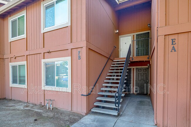 Foto del edificio - 439 Cherry Ln