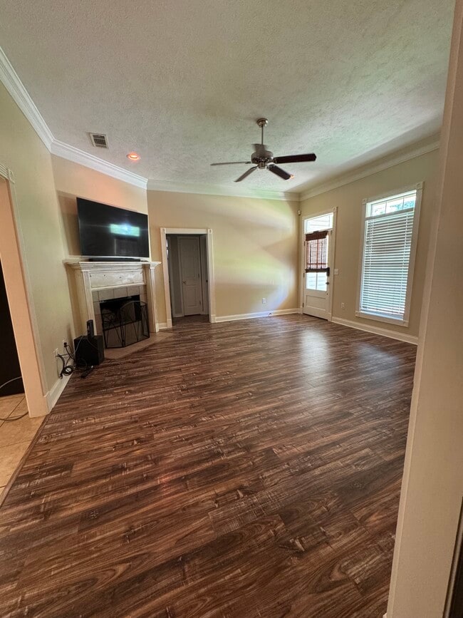 Building Photo - 635 Briars Bend
