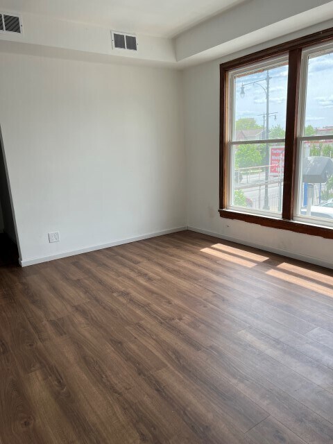 Foto del edificio - 2734 N Western Ave