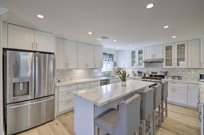 Building Photo - 893 Olivina Ave