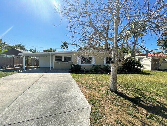 Foto del edificio - 1562 Coconut Dr