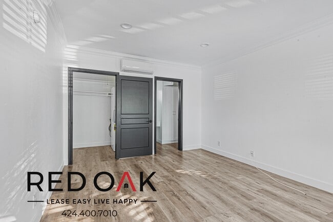 Building Photo - Gorgeous Studio with Contemporary Lighting...