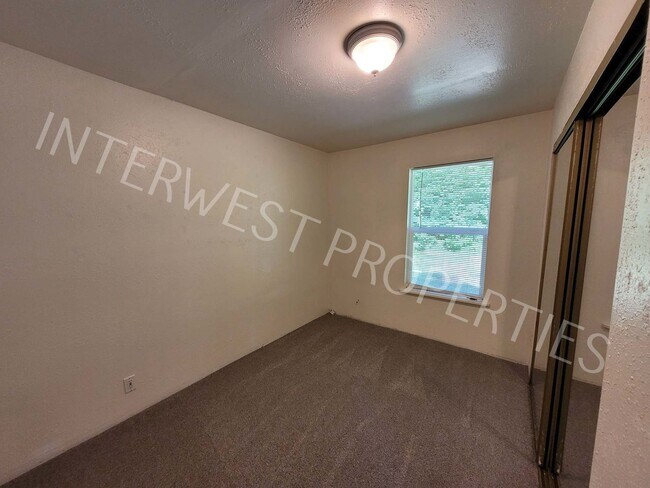 Building Photo - Cozy 3 bd House in Oregon City with Garage, Storage, & W/D Hookups!