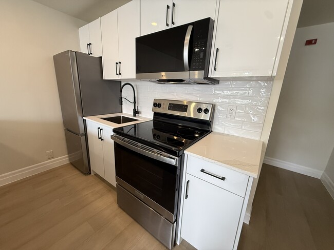 Building Photo - 7800 Lundy's Ln