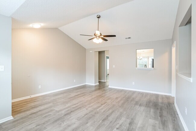 Foto del edificio - 3112 Queensdale Dr