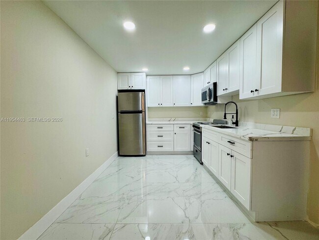 Foto del edificio - 7943 NW 6th Ave