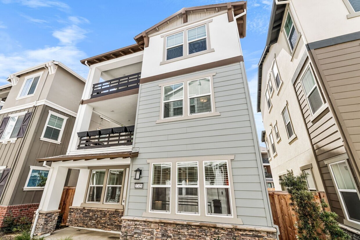 Primary Photo - Modern 3-Level 5 Bedroom 4 Bathroom Newark...