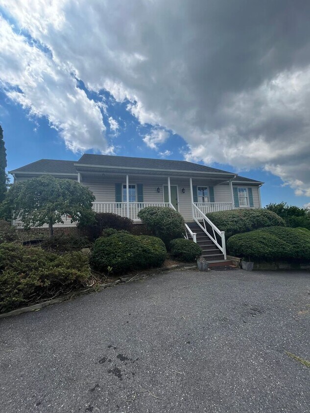 Foto principal - Beautiful 3 Bedroom house in Fishersville ...