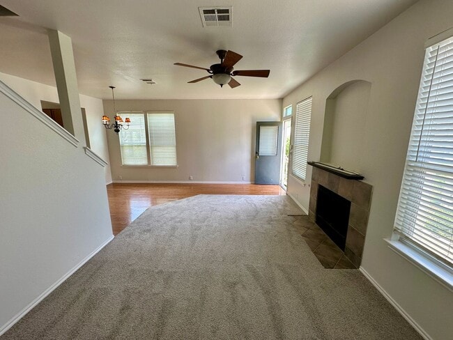 Building Photo - 3 bedroom townhome - Don't miss out!