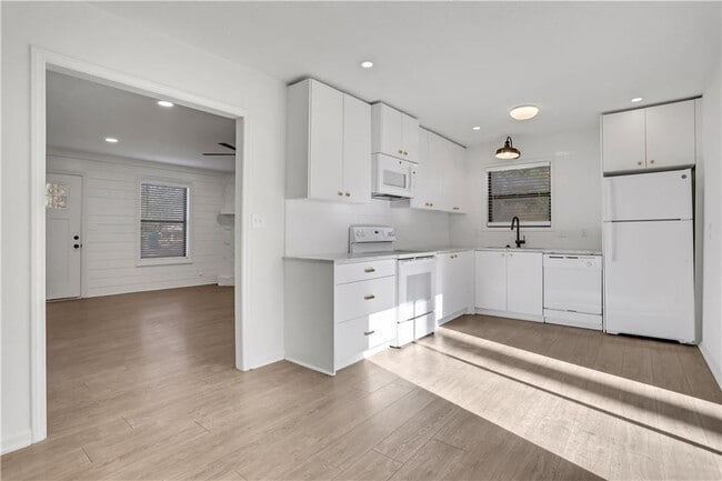 Building Photo - 1000 Mathews Ct