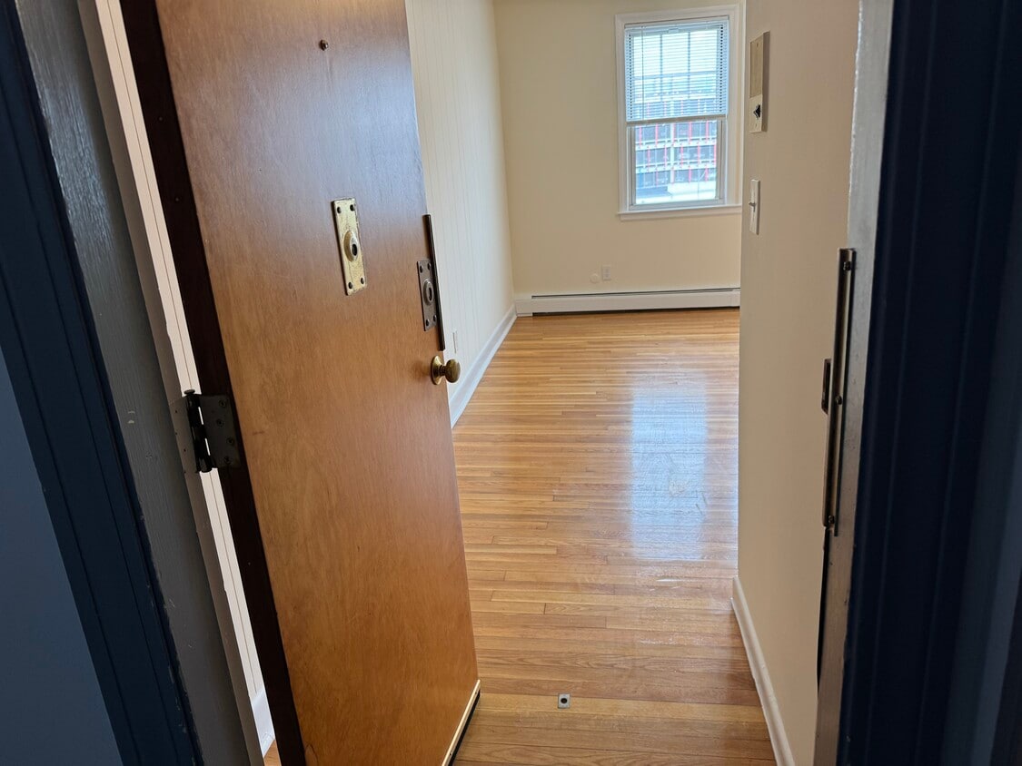 Primary Photo - 168 Beacon St
