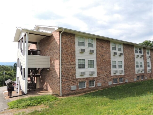 Building Photo - 808 Carolina Drive