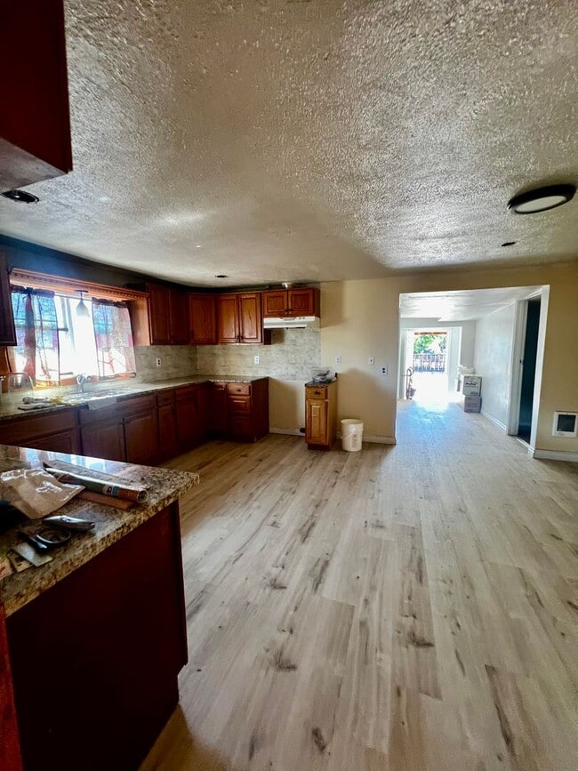 Foto del edificio - Non-Refundable & Security Deposit Total: $...