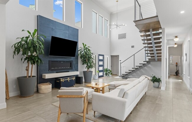Building Photo - 15130 Reales Dr