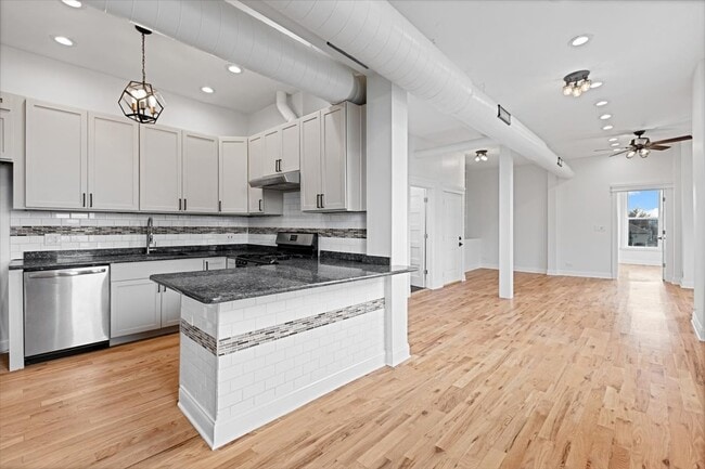 Foto del edificio - 2346 W Fullerton Ave