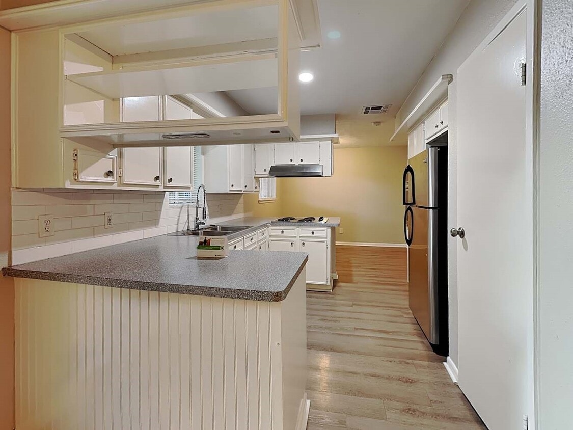 Building Photo - 743 S Iowa Ave