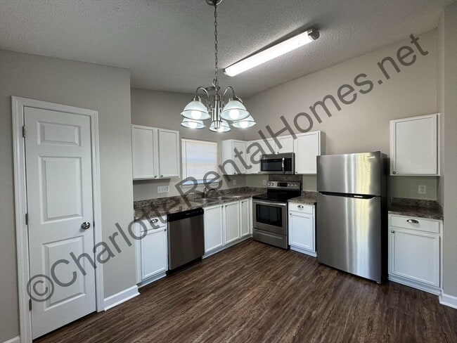 Building Photo - Ranch home with 2 car garage!