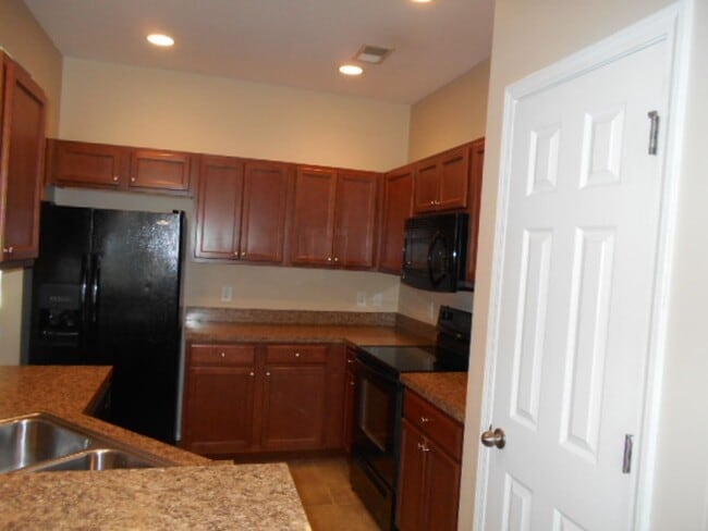 Building Photo - 3 bedroom, 3 bath townhome in Kiskadee Parke