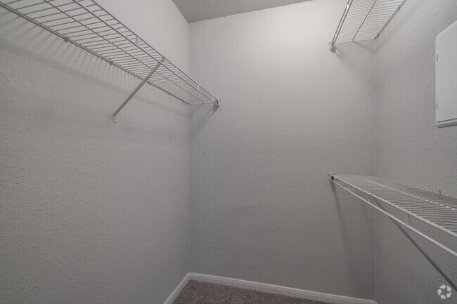 2 habitaciones, 2 baños - 892 pies cuadrados - Armario principal - The Life at Grand Oaks
