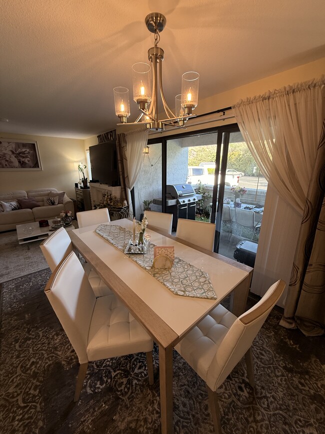 Building Photo - 524 Via De La Valle