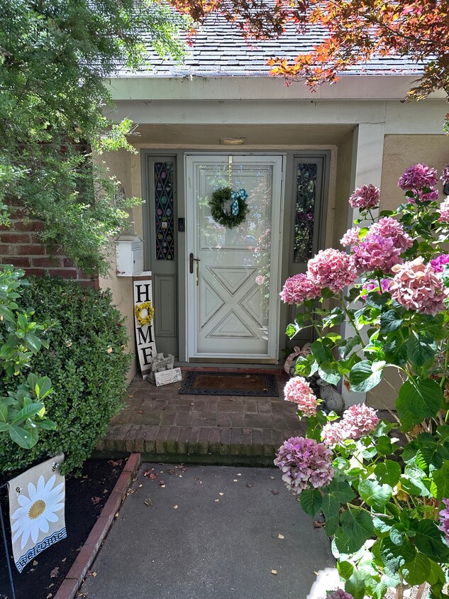 Foto principal - 1274 W Monterey Ave