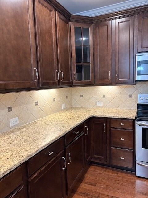 Encimeras, salpicaderos y armarios renovados. - 108 Bellingdon Dr