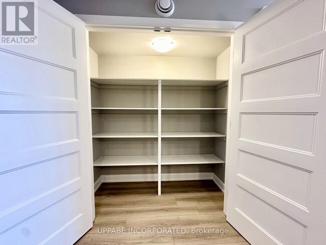 Building Photo - 904 Chablis Cres