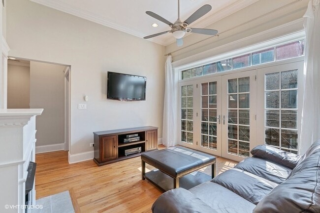 Building Photo - 537 W Belmont Ave