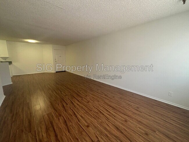 Foto del edificio - 10241 Commerce Ave