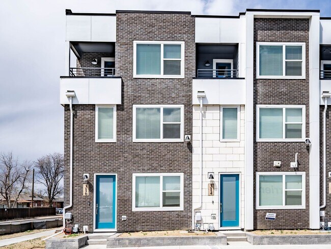 Building Photo - 3 Bedroom Townhome in Aurora