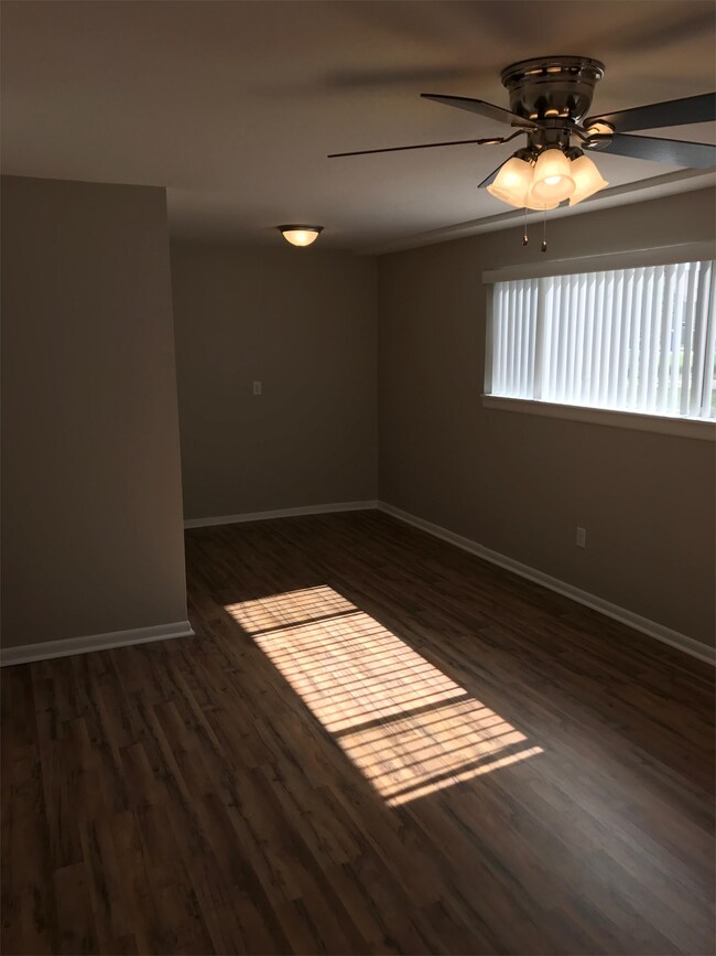 Foto del edificio - 165 E Leslie Ave