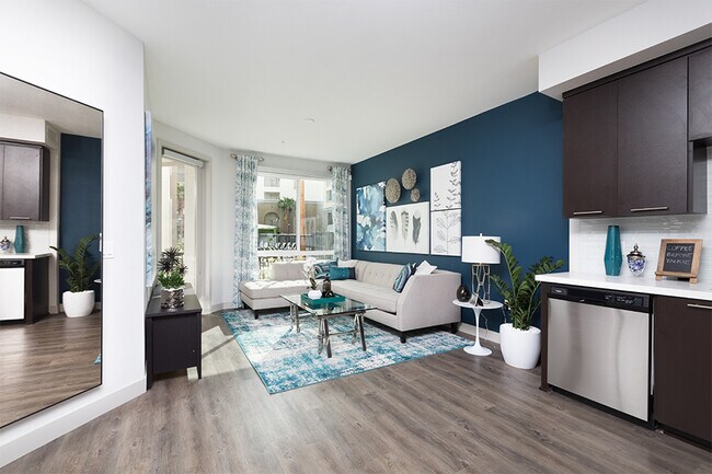 Los pisos de tablones de vinilo de lujo están disponibles en la entrada, las cocinas y en espacios de estar y comedor seleccionados. - Joule La Floresta